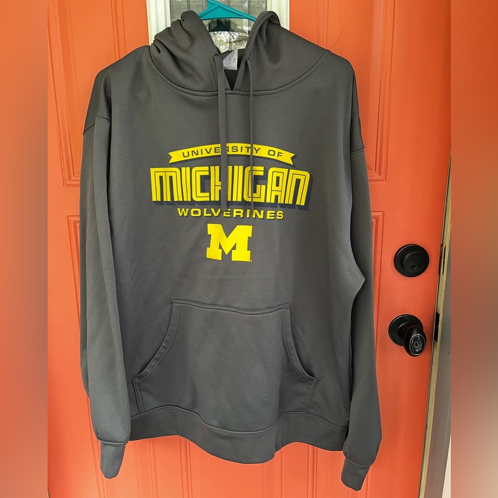 GO BLUE!! Mens Michigan sweatshirt EUC